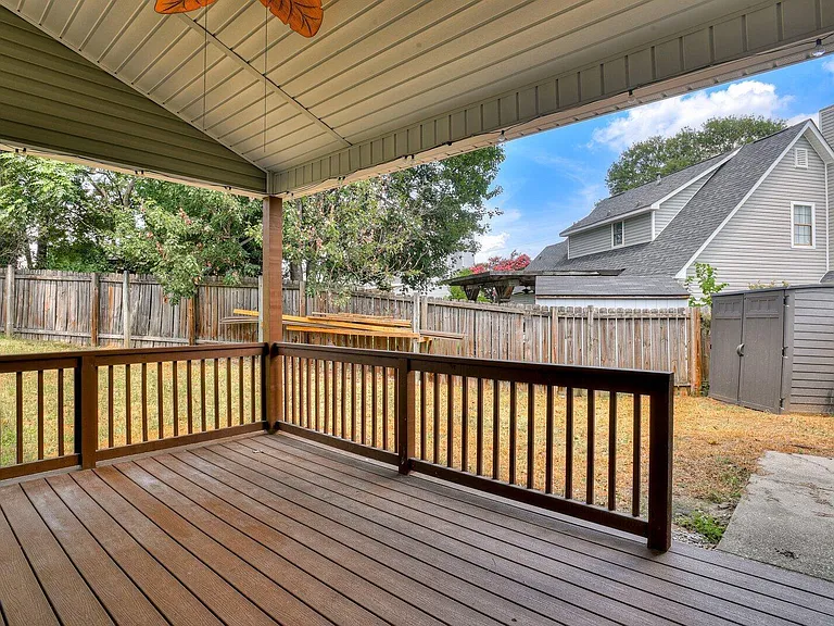 2211 Pleasant Dr — Photo 32