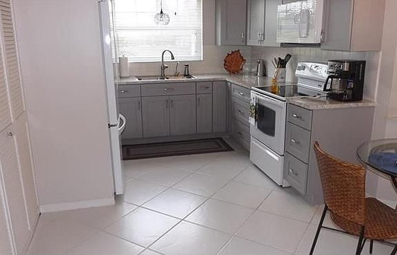 5th image of 161 Grove Isle Cir #161