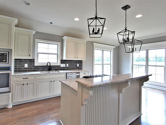 4th image of 908 Larkspur Ln #70