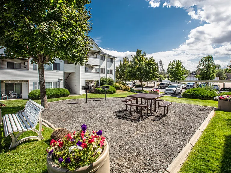 Farr Court Apartments Outdoor Courtyard and Seating Area