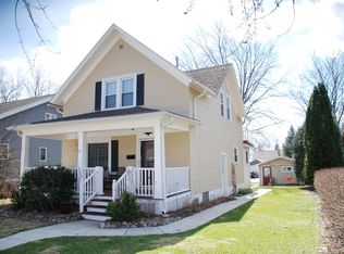 327 W 3rd St, Oconomowoc, WI 53066