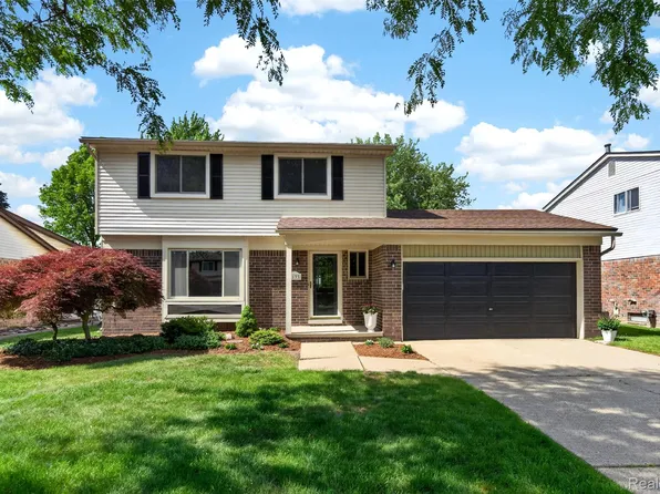 2133 Keystone Dr, Sterling Heights, MI 48310