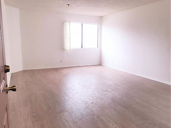 5th image of 555 Oak St APT 203