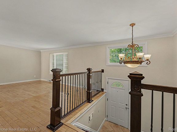 5th image of 547 Reed St