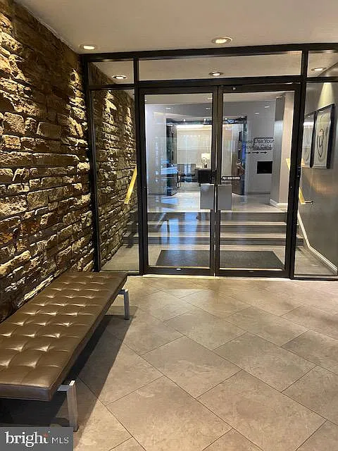 1 E University Pkwy — Photo 3