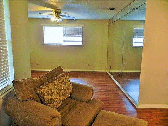 3rd image of 209 Pine St
