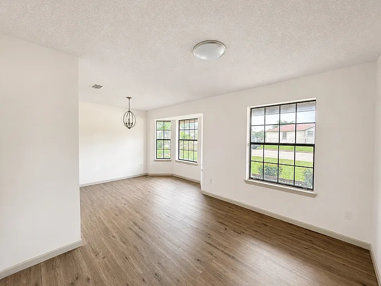 2401 Stephen Lee Dr — Photo 8
