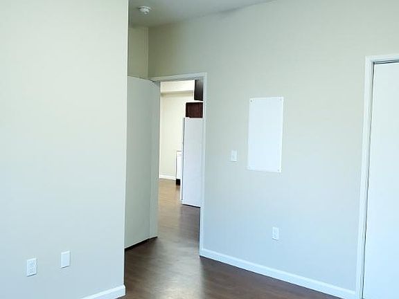4th image of 2209 E 8th St #B304