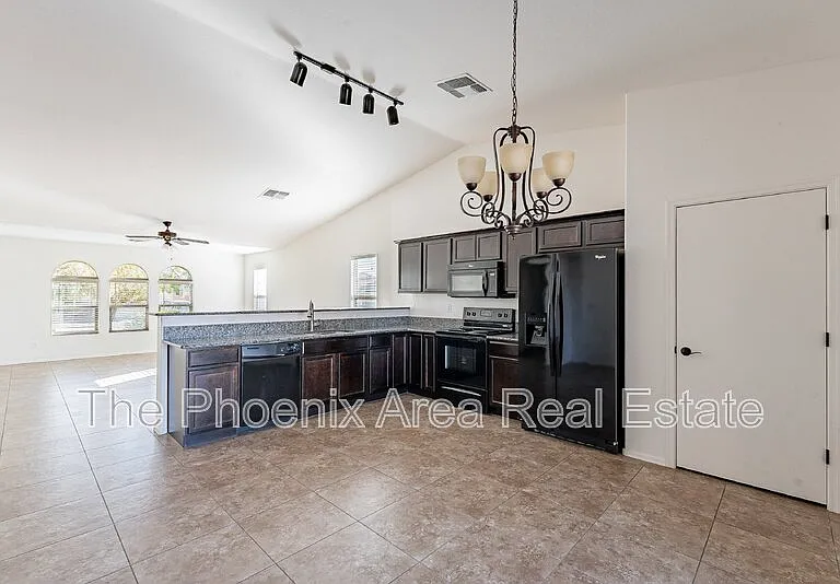 244 N Wesley — Photo 11