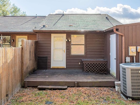 3rd image of 2590 Townhouse Dr SE