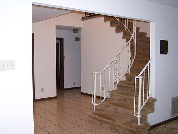 3rd image of 505 Parkwood Ln