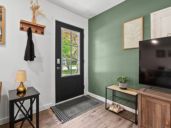 3rd image of 285 Woodlark St