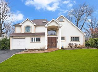 4 Center Dr, Roslyn, NY 11576