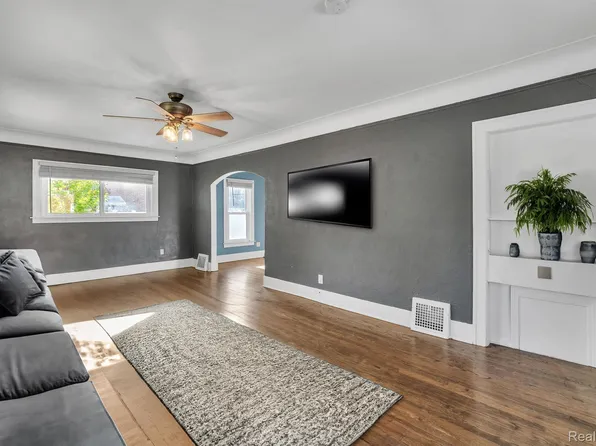 116 Clair St, Mount Clemens, MI 48043