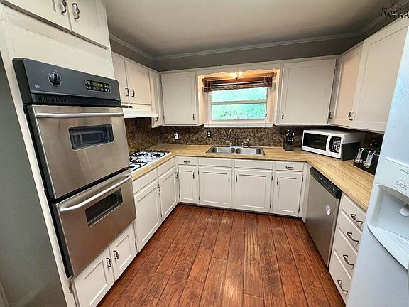 5th image of 723 Maple St