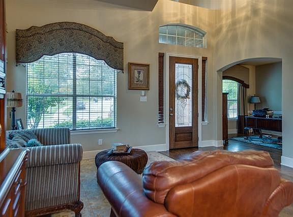 4th image of 2712 Garrett Dr