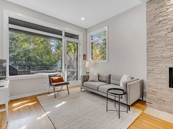 2nd image of 908 N Hermitage Ave #1