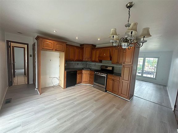 3rd image of 136 Cherbourg Dr