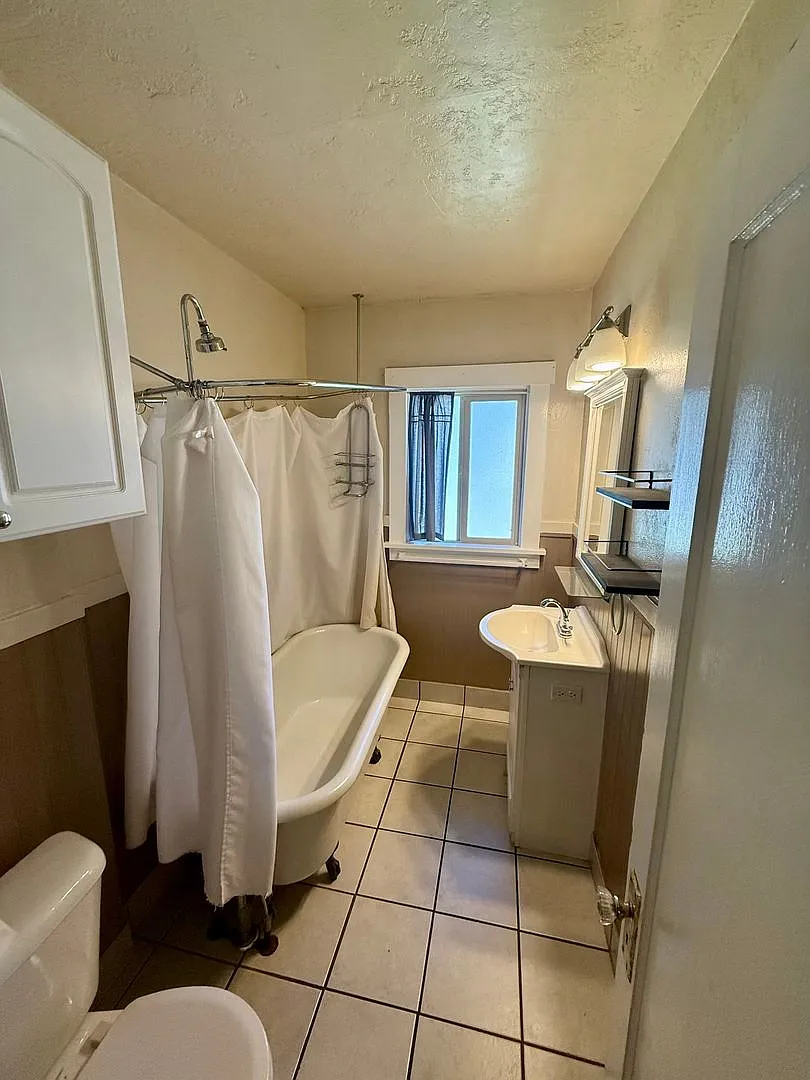 Vintage 1-Bedroom Duplex with Large Fenced Yard 3 miles from OIT and Sky Lakes Medical Center — Photo 4