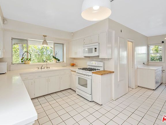 5th image of 165 Ashdale Ave
