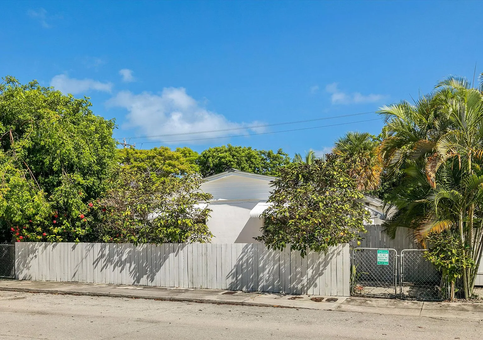 Charming 2BR/1BA with Fenced Yard & Outdoor Shower Available Now — Photo 2