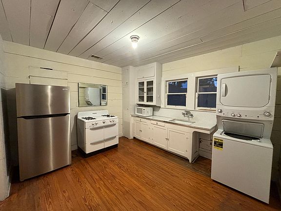 3rd image of 1129 Cortlandt St #B