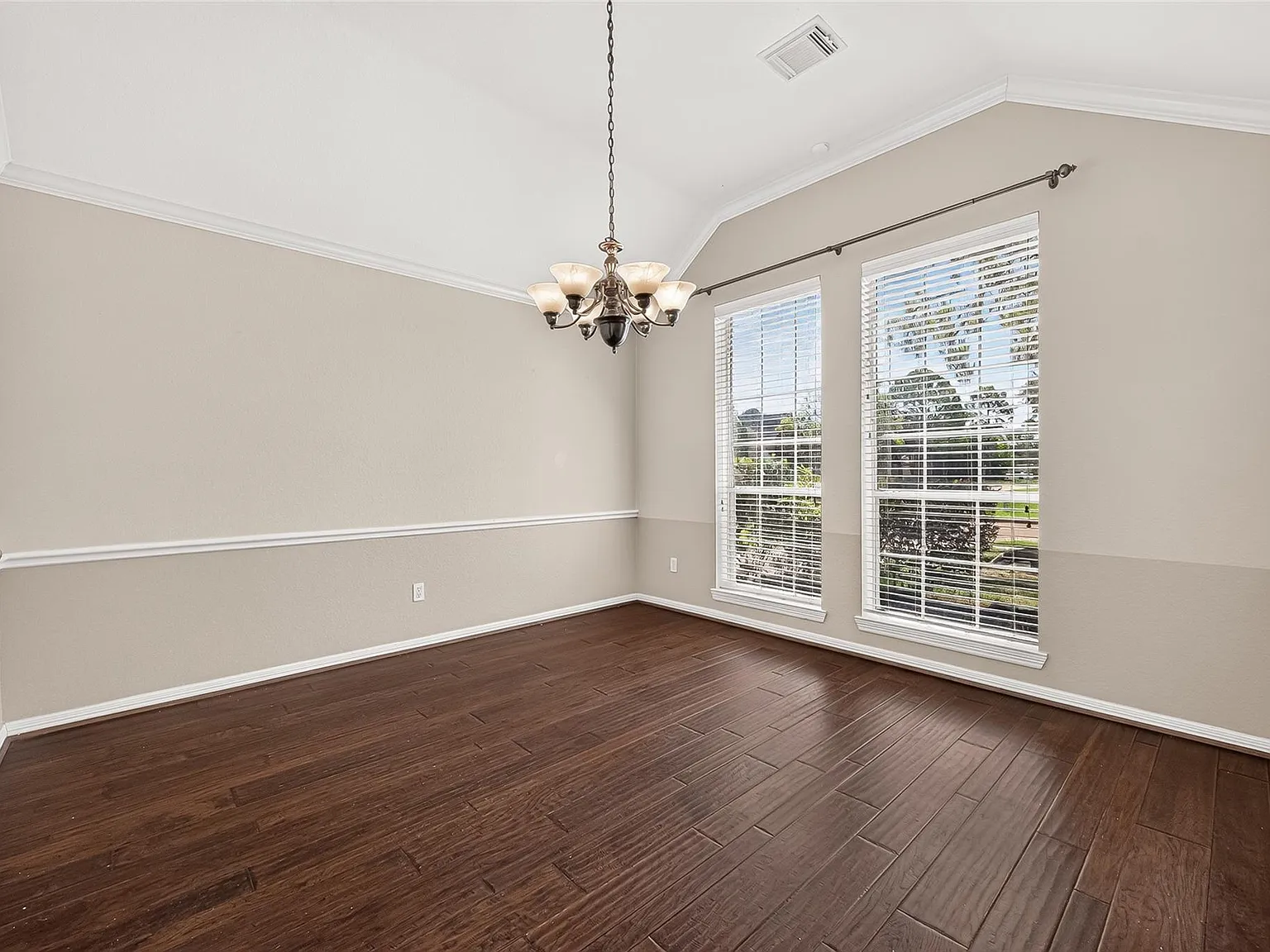 3 bed, 2.0 bath, 2403 sqft, $2,700 — Photo 4
