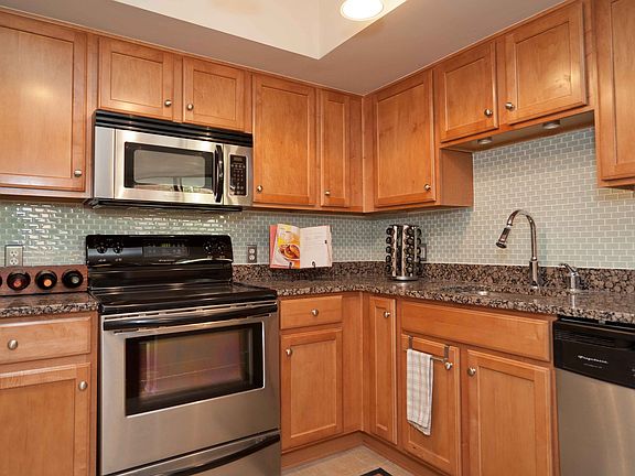 Kitchen (granite counter, glass backsplash)