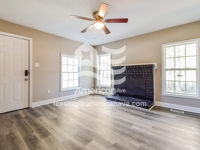 1670215_003_wm_-_living_room_13511542.jpg