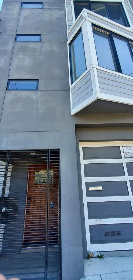 Re-imagine the Bayview with this beautiful corner 3-story townhome available for rent! — Photo 3