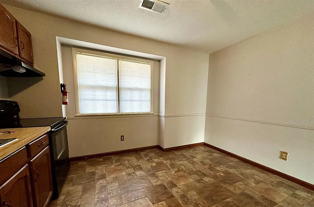 2 bed, 1080 sqft, $1,800 — Photo 3