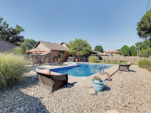 5th image of 514 Meadowridge Trl