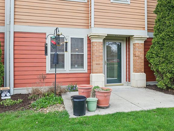 2nd image of 125 E Railroad St #102