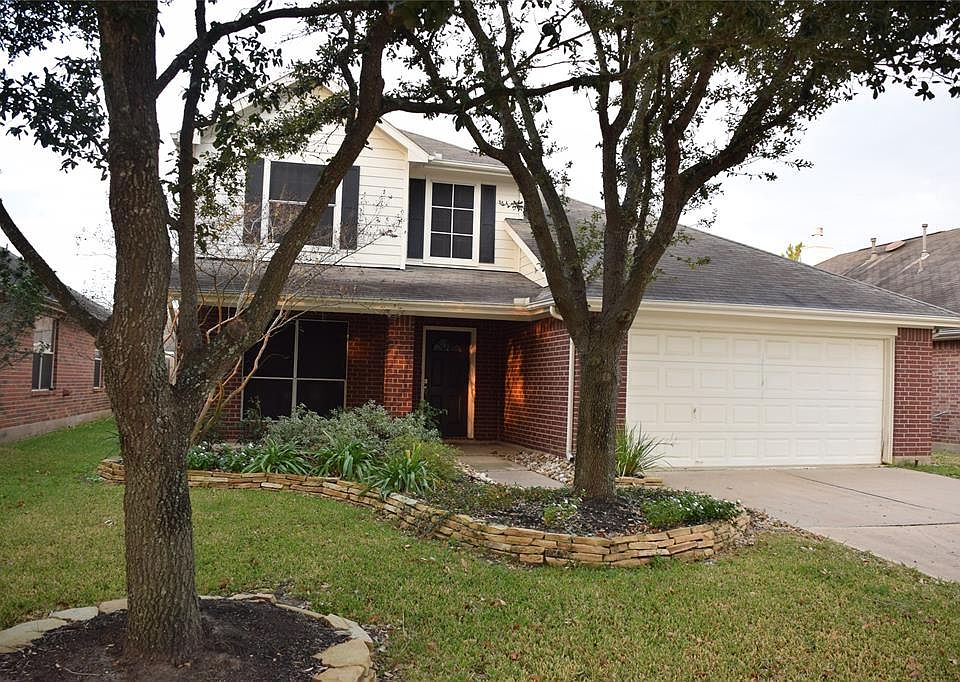 Charming 2-story home for lease in the master planned community of Fairfield! Mature trees and pretty landscaping offers great curb appeal! Plus a covered front porch awaits you!