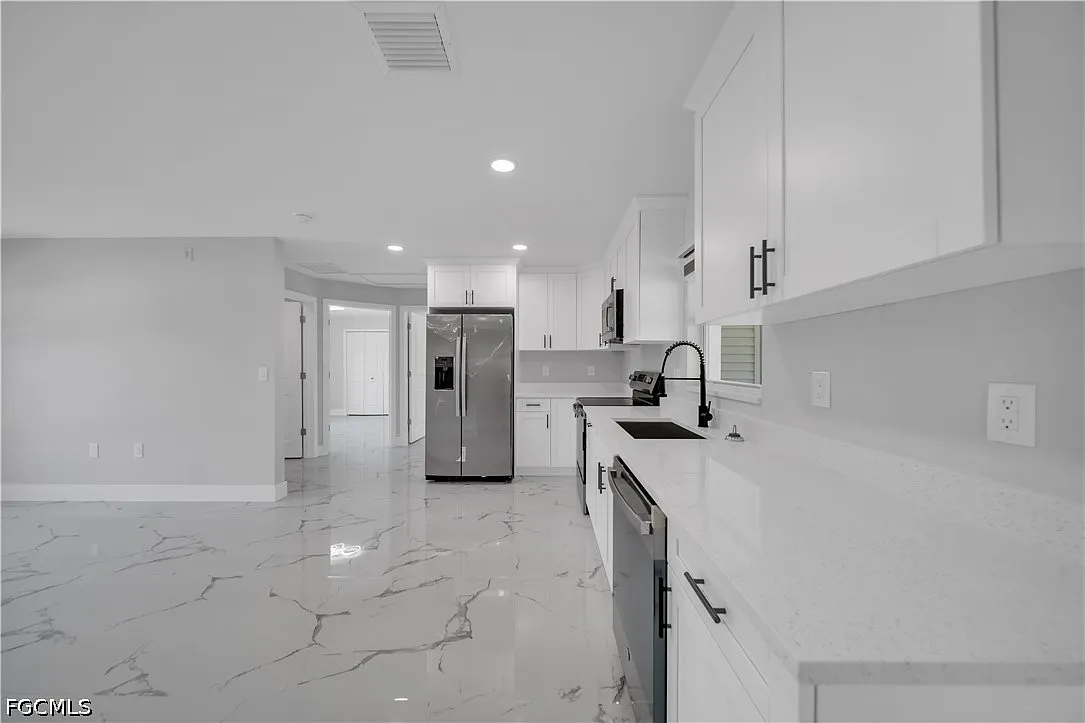 3 bed, 2.0 bath, 1056 sqft, $1,700 — Photo 4