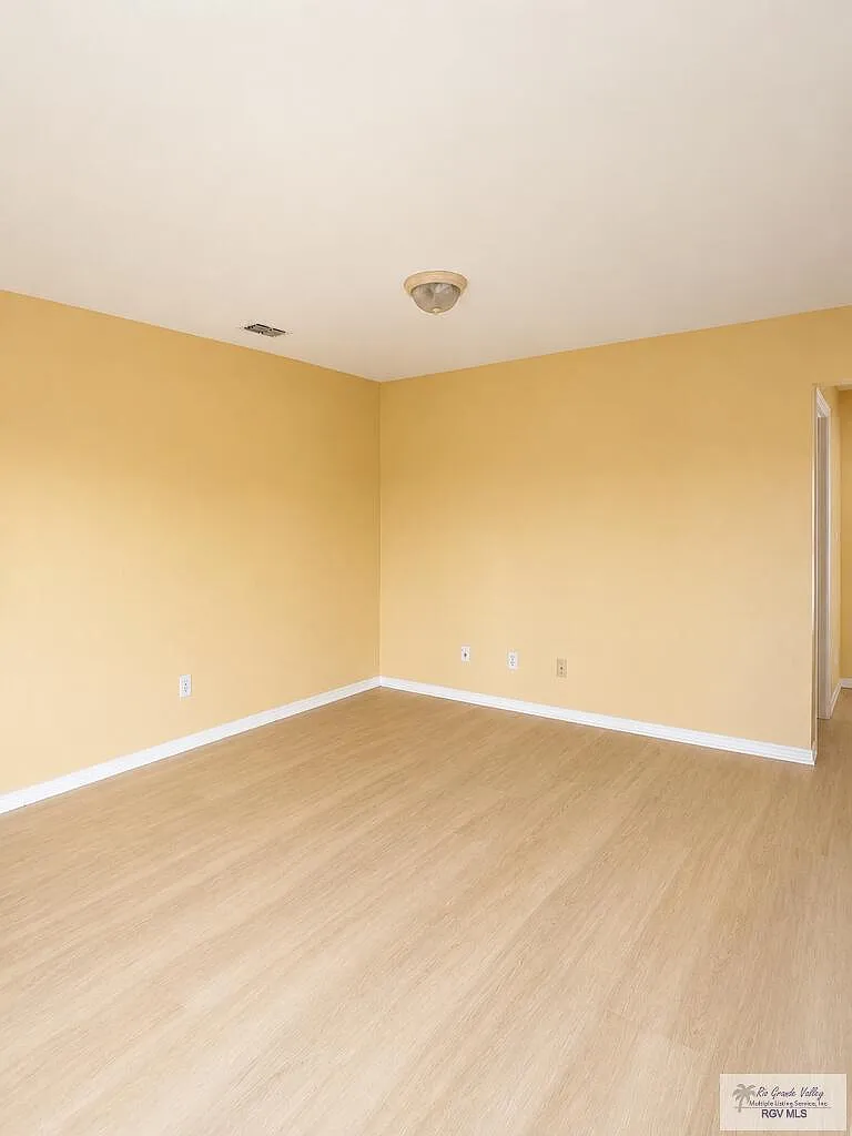 2 bed, 1.0 bath, 1361 sqft, $950 — Photo 4