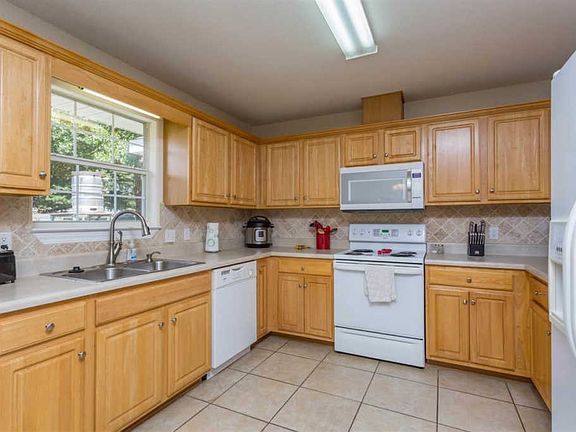 4th image of 6622 Woodbury Forest Dr