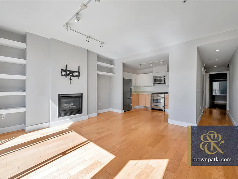566 S Van Ness Ave #11I — Photo 3