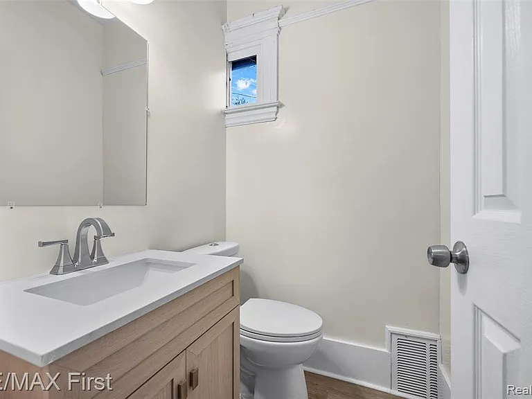 556 Leicester Ct — Photo 13