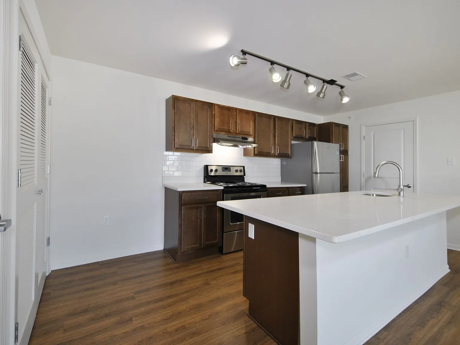Lakeshore Village Apartments — Photo 3