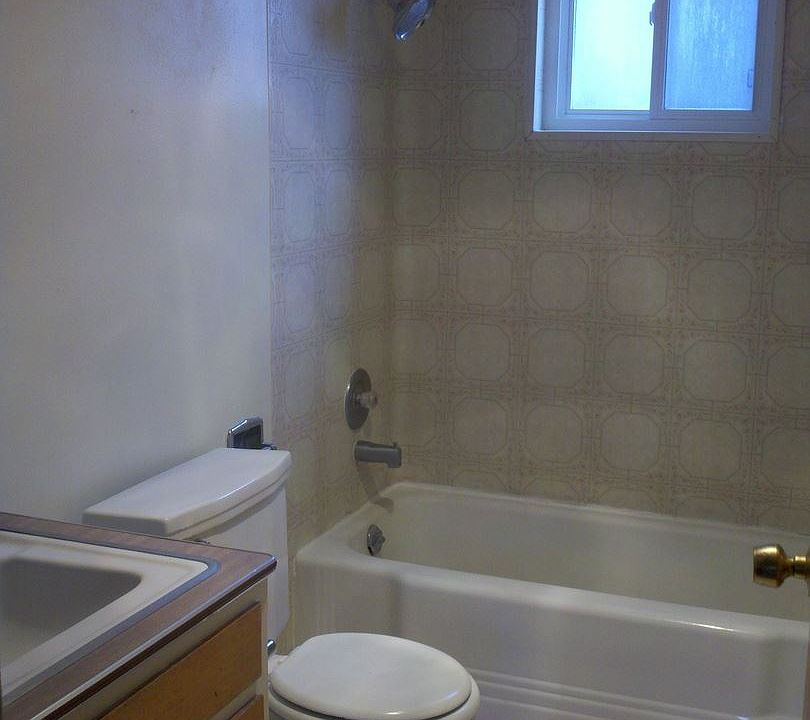 2nd image of 2521 Thames St