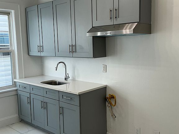 3rd image of 319 Vermont Ave