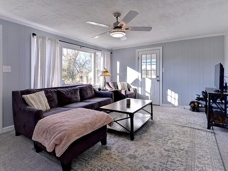 7331 Farmers Dr — Photo 10