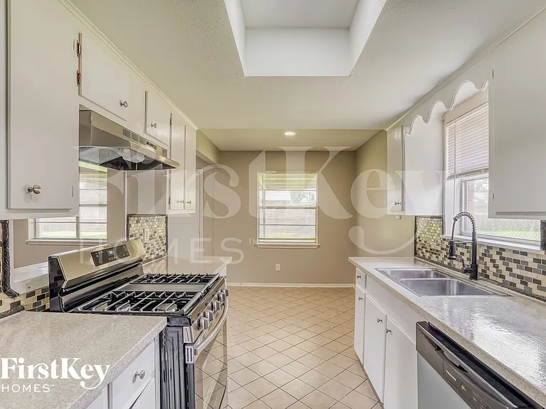 13914 Duncannon Dr — Photo 9