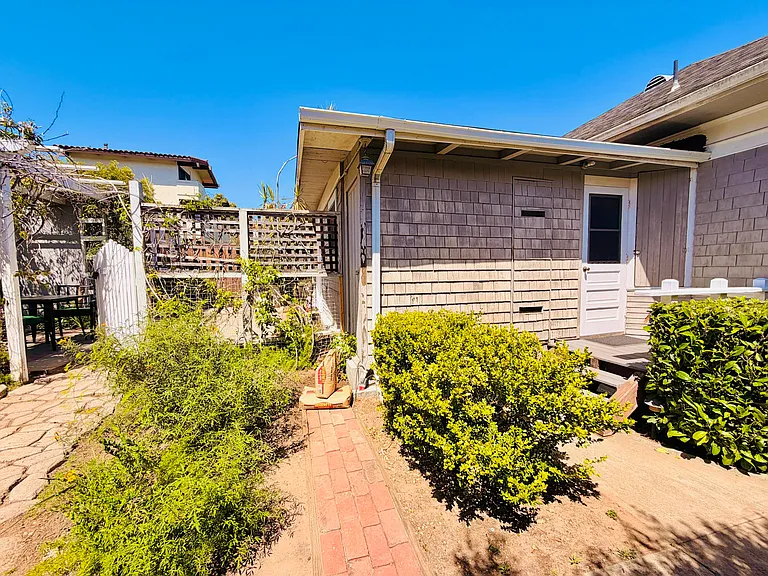 21 E Arrellaga St #B — Photo 14