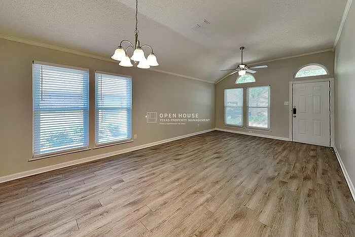 3 bed, 2.0 bath, 2228 sqft, $2,500 — Photo 3