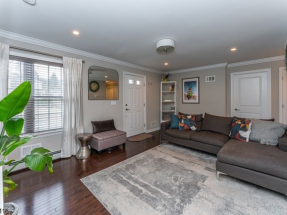 3rd image of 27 Woodrow Pl