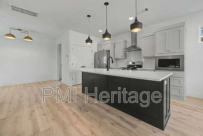 3 bed, 2.5 bath, 1549 sqft, $2,000 — Photo 3