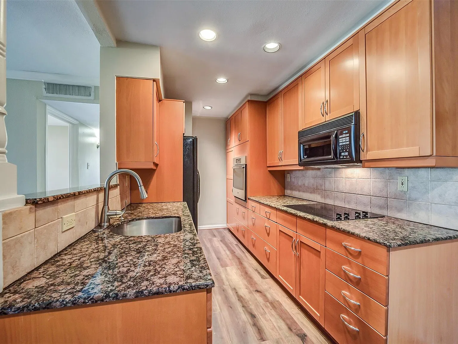 1601 S Shepherd Dr — Photo 1
