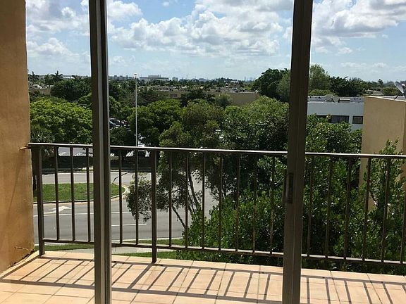 4th image of 310 Fontainebleau Blvd APT 506